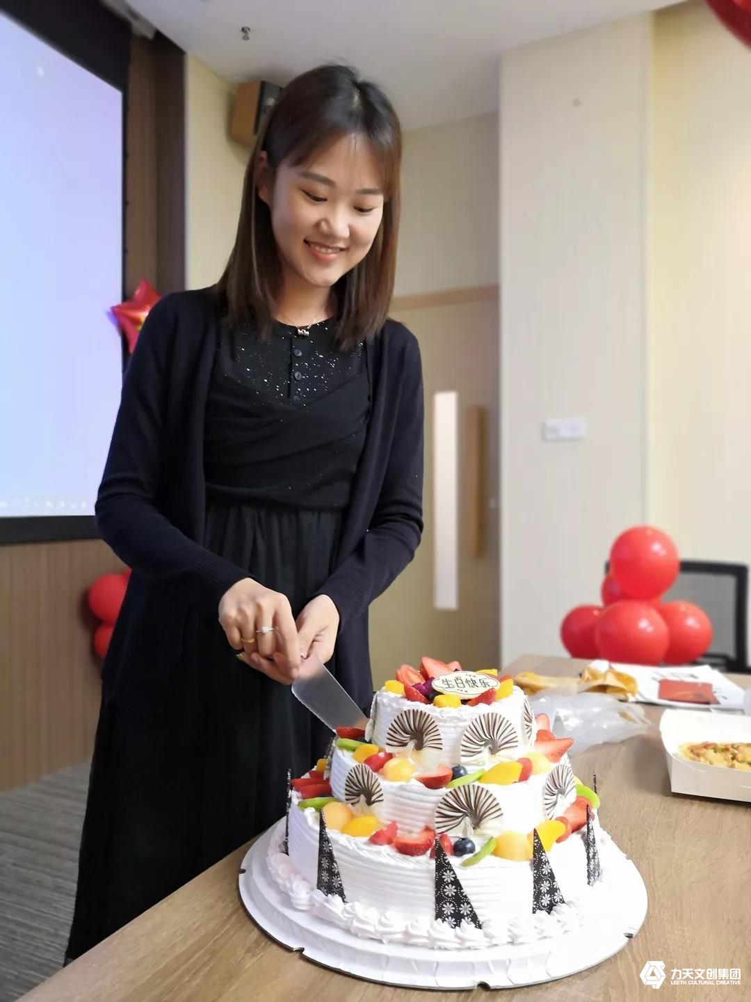 力天壽星 員工生日會 我和我的祖國  切蛋糕